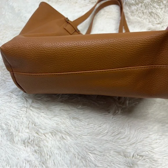 G.H. Bass & Co caramel vegan leather tote bag with navy blue crossbody strap - Picture 9 of 16
